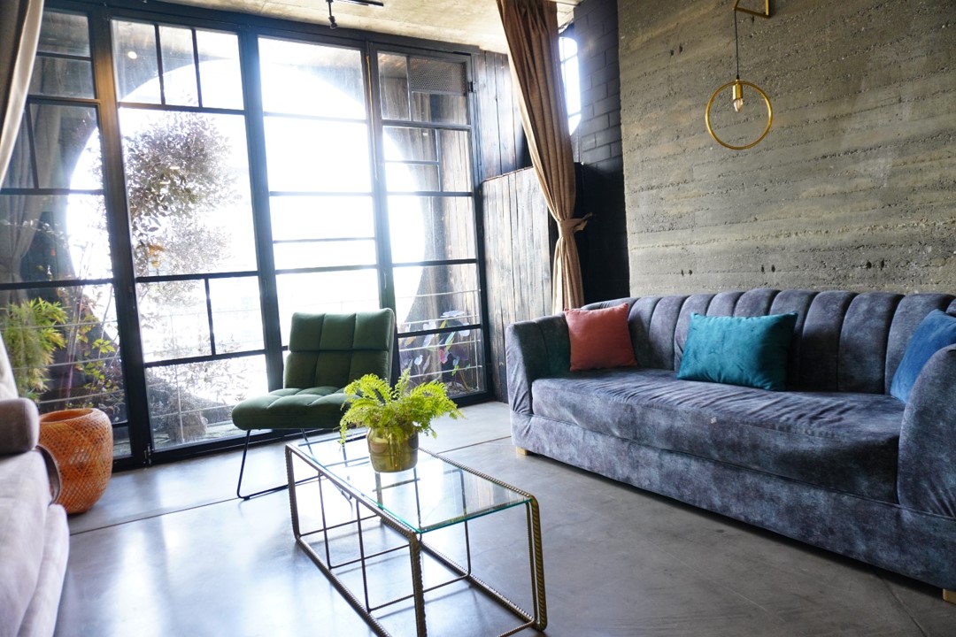 Spacious and well-lit living room in Hotel Medellin Nido Sky with designer furniture